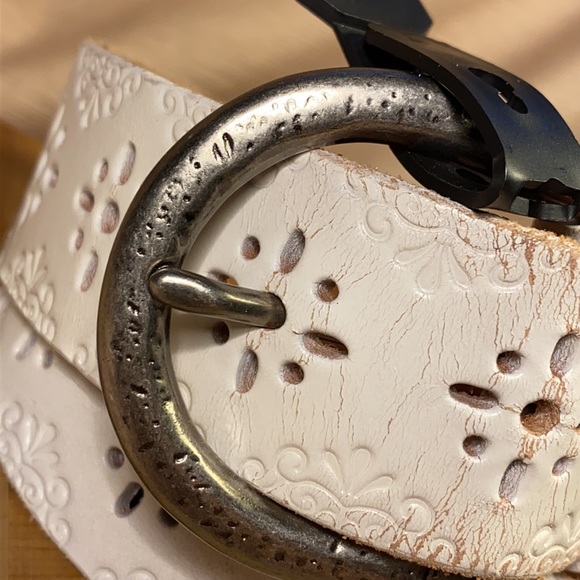 Olga Santini almost NEW laser cut leather belt - Picture 16 of 16